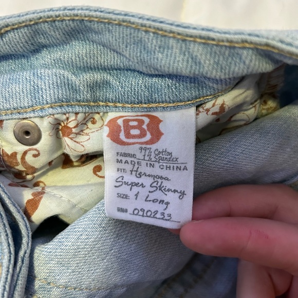 BULLHEAD SUPER SKINNY LIGHT WASH JEANS ✨ - Picture 5 of 6